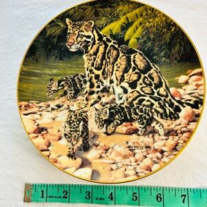 Decorative Big Cat Collector Plate with Leopard Family Artwork